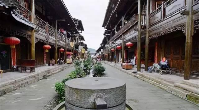 沙漏型身材的女生腰很细,曲线感很强,怎么穿搭可以扬长避短?——发现和分享你感兴趣的话题